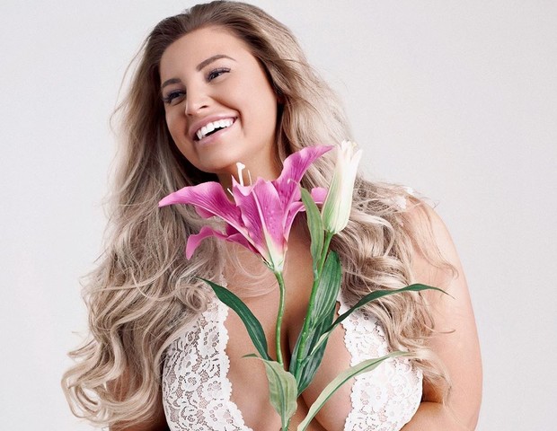 Ashley Alexiss Posa De Lingerie De Renda E Cinta Liga Quem Quem News
