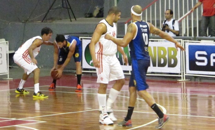Olivinha e Jefferson basquete Flamengo x São José (Foto: Fabio Leme) Olivinha e Jefferson basquete Flamengo x São José (Foto: Fabio Leme)