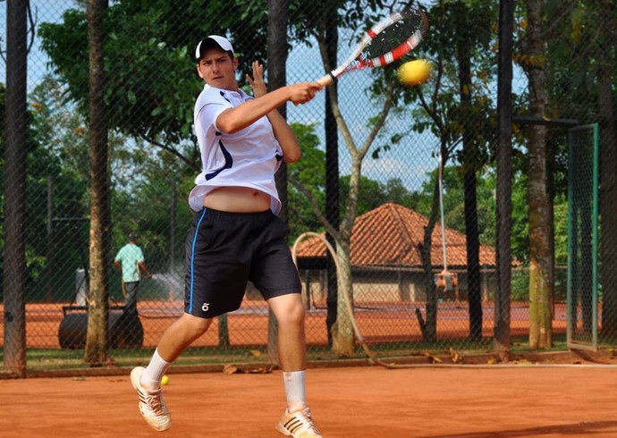 Giovanni, com 16 anos, jogando tênis (Foto: Giovanni Cury Fragalle/Arquivo Pessoal)