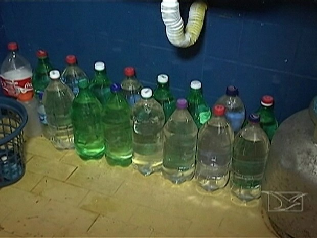 Água consumida na escola é levada pelos professores e fica armazenada em garrafas pets, sem refrigeração (Foto: Reprodução/TV Mirante)