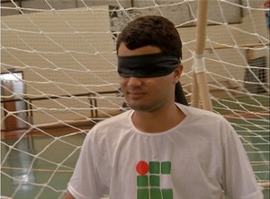 Felipe Mota agora partcipa das aulas de educação física (Foto: Reprodução/TV Anhanguera)