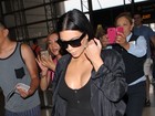Grávida, Kim Kardashian usa look justo e decotado em aeroporto