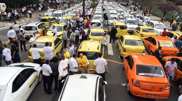 Taxistas protestam diante da Câmara Municipal de São Paulo, onde os vereadores votam o projeto de lei que libera o uso do Uber em São Paulo (Foto: Paulo Pinto/Fotos Públicas)