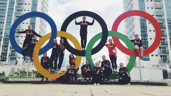 Rebeca Quinn jogadora de futebol do Canadá aros olímpicos (Foto: Reprodução Instagram)