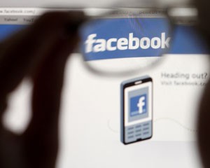Estudantes estão usando mais as redes sociais, como o Facebook, para procurar emprego (Foto: Thomas Hodel/Reuters)