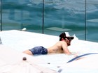 Joshua Bowman se refresca na piscina de hotel no Rio