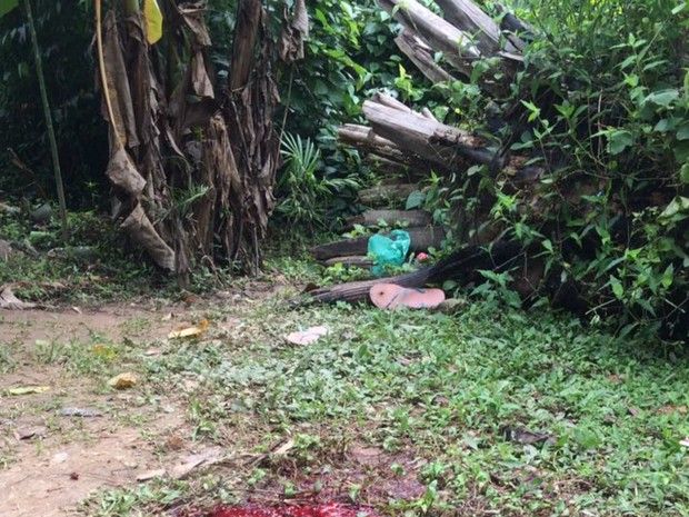 Corpo foi encontrado atrás de um da associação de moradores do bairro Mocinha Magalhães  (Foto: Evely Dias/Arquivo pessoal)