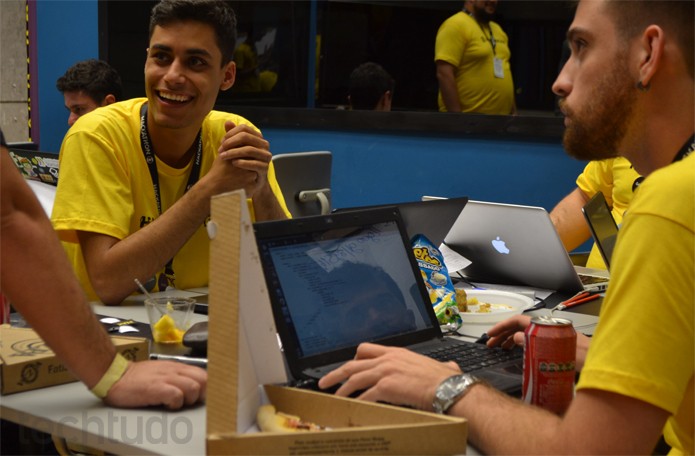 Pizza, refrigerante, energético, doces, vale tudo para ficar acordo no Hackahton Globo 2016 (Foto: Caio Bersot / TechTudo) Pizza, refrigerante, energético, doces, vale tudo para ficar acordo no Hackahton Globo 2016 (Foto: Caio Bersot / TechTudo)