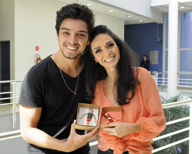 Rodrigo Simas e Claudia Ohana mostram seu presente (Foto: Domingão do Faustão/TV Globo)
