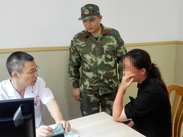 Chinesa caiu ao mar durante cruzeiro e sobreviveu 38 horas na água (Foto: Reprodução/Facebook/CCTVNews) Chinesa caiu ao mar durante cruzeiro e sobreviveu 38 horas na água (Foto: Reprodução/Facebook/CCTVNews)
