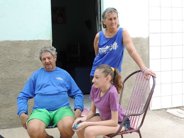 Francisco Diniz e Francisca Alecrim deixaram o sítio para morar na cidade, enquanto aguardam a VPR ficar pronta (Foto: Katherine Coutinho / G1)