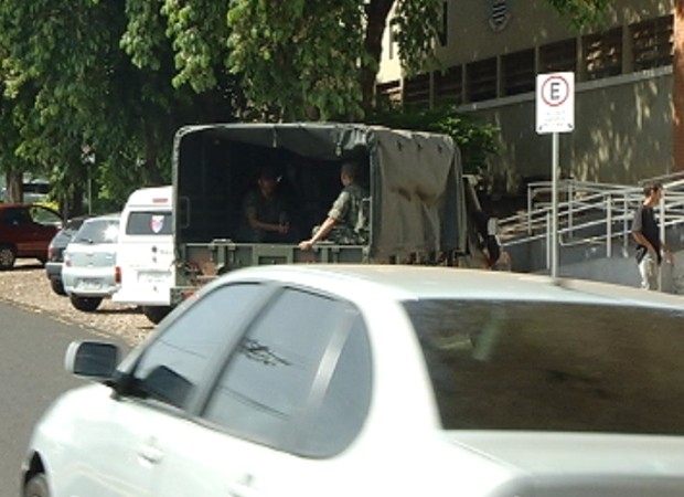 Equipe do Batalhão do Exército transportou presos (Foto: Reprodução / TV Tem)