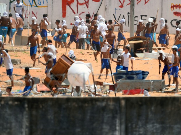 Presos de facções rivais entram em confronto na Penitenciária de Alcaçúz, no RN, nesta quinta (19) (Foto: Andressa Anholete/AFP)