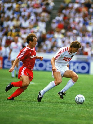 Gerry Gray do Canadá contra a União Soviética na Copa de 1986 (Foto: Getty Images)