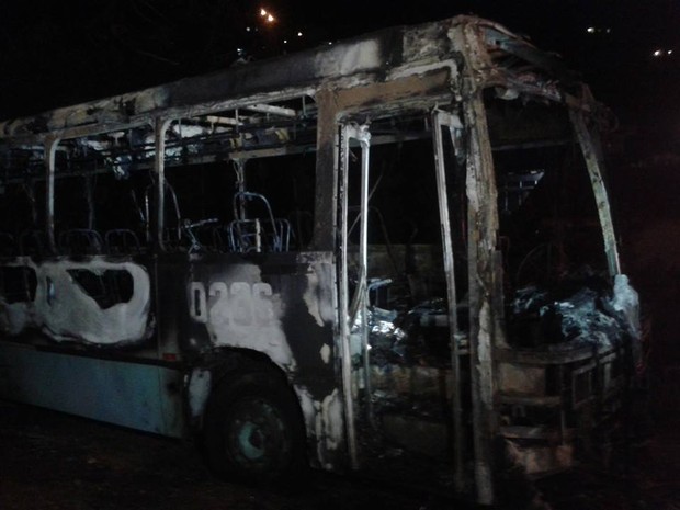 Ônibus coletivo foi incendiado na noite desta terça no bairro Saco Grande (Foto: Charles Domingues/RBS TV)