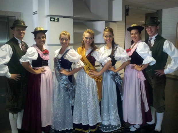 Grupo de dança, rainha e princesas do Festival da Imigração Alemã, em Domingos Martins. (Foto: Mariana Perim/G1 ES)