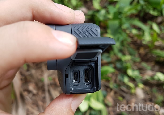 Câmera conta com conexões Wi-Fi, Bluetooth, USB-C e micro HDMI (Foto: João Gabriel Balbi/TechTudo) Câmera conta com conexões Wi-Fi, Bluetooth, USB-C e micro HDMI (Foto: João Gabriel Balbi/TechTudo)