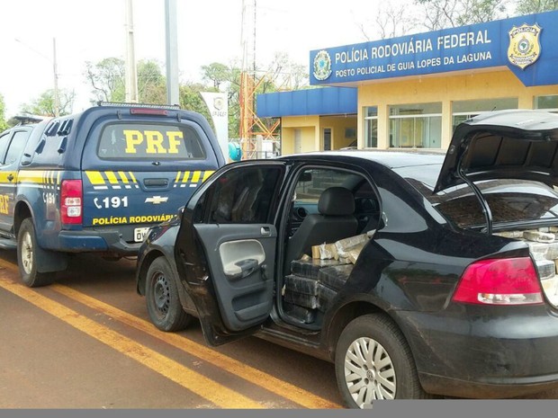 Carro preparado para o tráfico transportava 603 quilos de maconha (Foto: PRF/Divulgação)