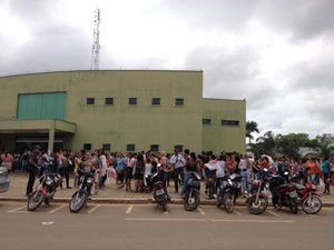 Servidores protestaram em frente à Prefeitura de Ariquemes nesta quinta-feira (Foto: Eliete Marques/G1) Servidores protestaram em frente à Prefeitura de Ariquemes nesta quinta-feira (Foto: Eliete Marques/G1)