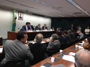Deputados aprovaram em sessão convites ao ministro da Saúde, Arthur Chioro, e à presidente da Petrobras, Graça Foster. (Foto: Felipe Néri / G1) Deputados aprovaram em sessão convites ao ministro da Saúde, Arthur Chioro, e à presidente da Petrobras, Graça Foster. (Foto: Felipe Néri / G1)