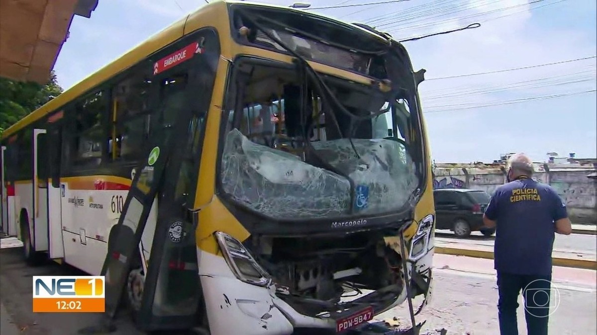 Motorista De Nibus Bate Em Outro Coletivo E Acidente Deixa Feridos No