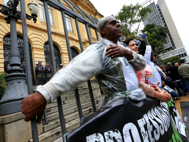 Professores acorrentados na Secretaria de Educação de SP (Foto: Hélvio Romero/Estadão Conteúdo)