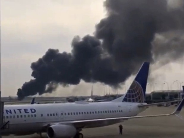 Imagem tirada de vídeo mostra fumaça saindo de avião na pista do Aeroporto O&#39;Hare, em Chicago, nesta sexta-feira (28) (Foto: Courtesy of Robocast.com/Handout via REUTERS)