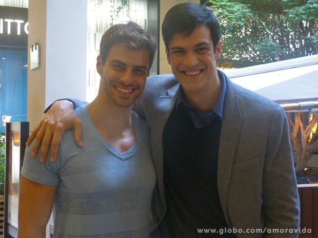 Mateus Solano posa com Lucas Malvacini (Foto: Amor à Vida / TV Globo)