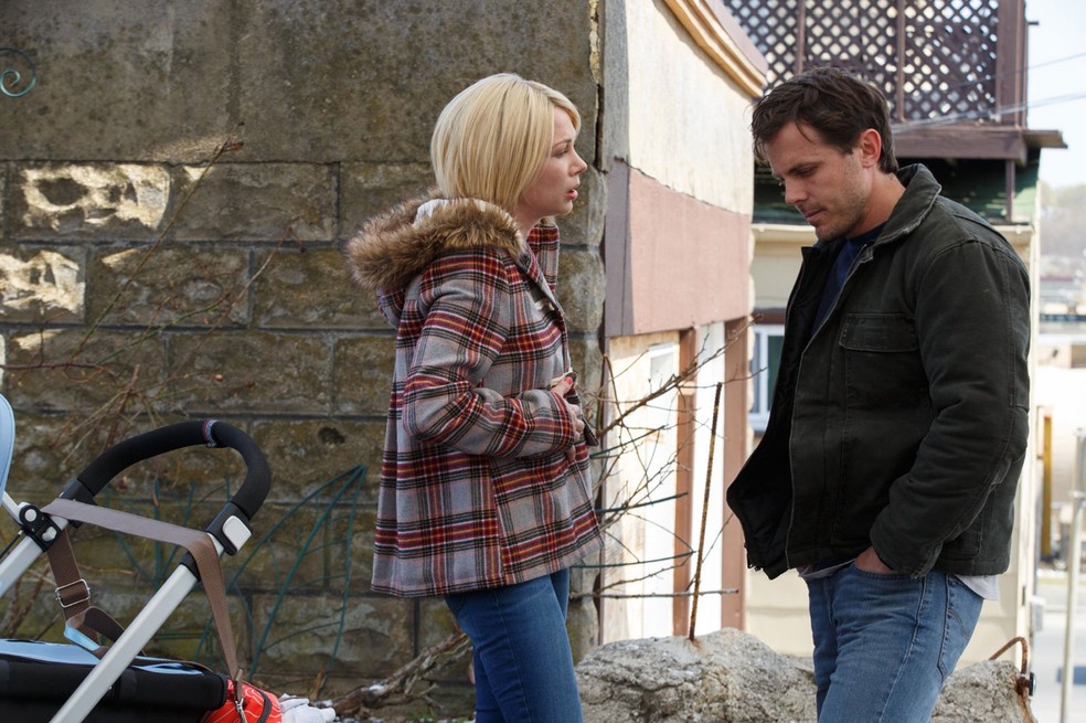 Michelle Williams e Casey Affleck em cena de 'Manchester à beira-mar'; os dois foram indicados ao Globo de Ouro por suas atuações (Foto: Divulgação)