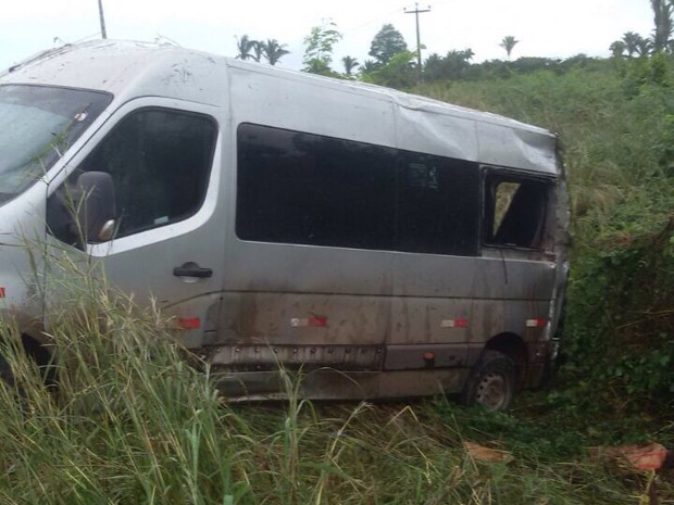 Acidente com van deixa cinco feridos em Itapecuru-Mirim, MA (Foto: Divulgação /Polícia Rodoviária Federal)
