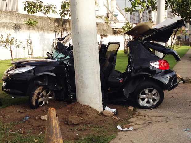 Carro ficou totalmente destruído após acidente em Santos, SP (Foto: Marcela Pierotti/G1)