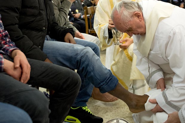 O Papa Francisco lava pé de detento nesta quinta-feira (28) em Roma (Foto: AFP)