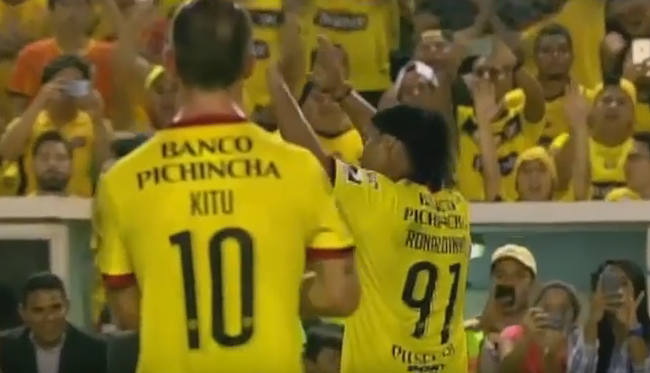 Ronaldinho ovacionado no Equador