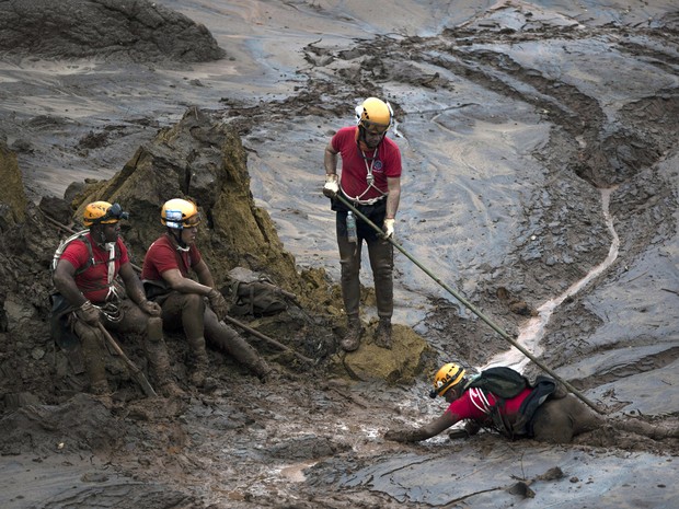 8/11- Bombeiros param para descansar durante trabalho de resgate em meio a lama que cobriu o distrito de Bento Rodrigues, em Mariana  (Foto: Felipe Dana/AP Photo)