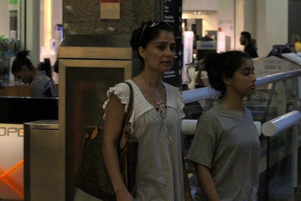 Patrícia França com a filha em shopping do Rio (Foto: Johnson Parraguez / Foto Rio News)