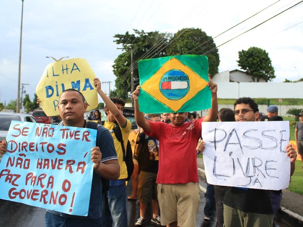 Manifestantes criticam investimentos na Copa do Mundo (Foto: Marcos Dantas/G1 AM)