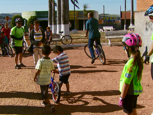 Gêmeos ganharam uma bike por meio do projeto em Vargem Grande do Sul (Foto: Oscar Herculano Jr/EPTV)