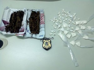 Droga estava na mochila de operador de telemarketing (Foto: Polícia Civil / Divulgação) Droga estava na mochila de operador de telemarketing (Foto: Polícia Civil / Divulgação)
