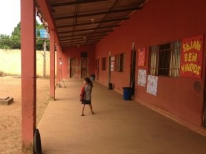 Alunos de colégio infantil de Porto Velho estão sendo liberados antes do horário por falta de merenda (Foto: Larissa Matarésio/G1)