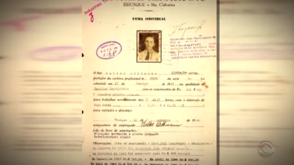 Contrato de trabalho de Walther foi assinado em 1938 (Foto: Reprodução/RBS TV)