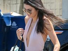Kendall Jenner usa decote generoso em passeio com a irmã