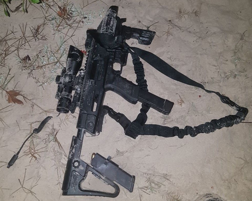 Arma apreendida após troca de tiros com morte em Cabo Frio (Foto: Polícia Militar/Divulgação)
