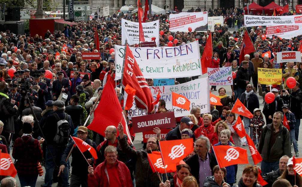 Marcha pelo Dia do Trabalhador em Viena, na Áustria (Foto: Ronald Zak/AP)