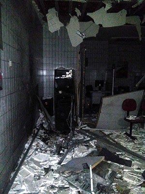 Terminal do Bradesco em Pendências ficou completamente destruído com a explosão (Foto: Aliny Borges)
