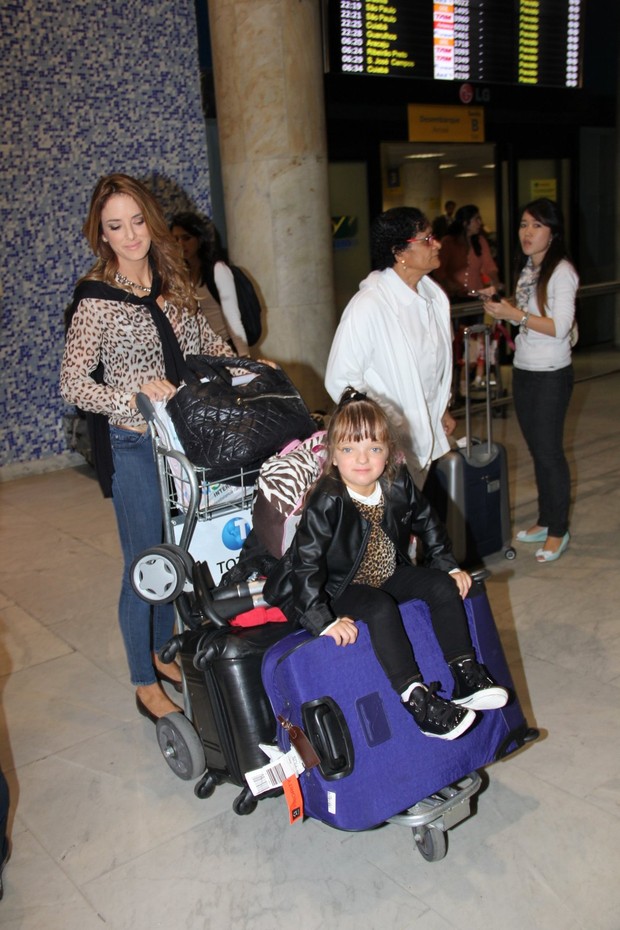 Ticiane Pinheiro com Rafa Justus no aeroporto (Foto: Marcello Sá Barreto / AgNews)