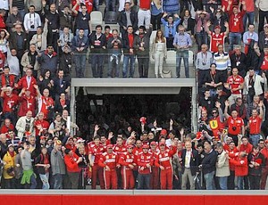 Alonso com equipe e torcedores da Ferrari no "Passion Day" (Foto: Divulgação) Alonso com equipe e torcedores da Ferrari no "Passion Day" (Foto: Divulgação)