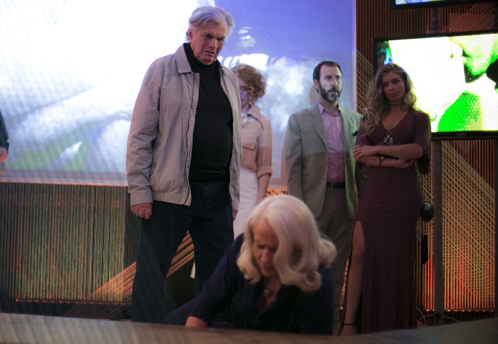 Fausto se levanta e empurra Mág (Foto: Raphael Dias/Gshow)