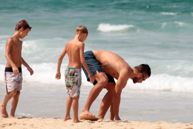 Rodrigo Hilbert e os filhos (Foto: AgNews / AgNews)