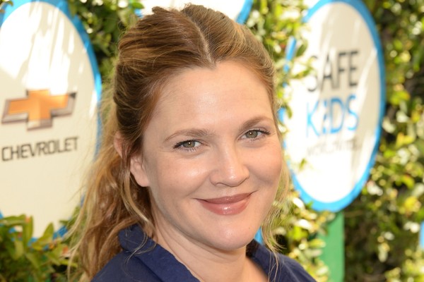 Aos 15 anos de idade, Drew Barrymore lançou uma autobiografia sobre sua turbulenta infância. No livro a atriz conta que experimentou bebida alcoólica pela primeira vez aos 9, fumou maconha aos 10 e chegou à cocaína aos 12.  (Foto: Getty Images)