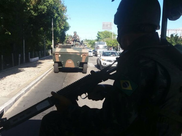 Urutu é empregado na condução de tropa armada em Natal (Foto: Fred Carvalho/G1)